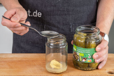 Gurkenwasser ins Schraubglas geben