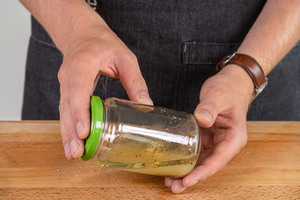 Senf-Dressing für Wurstsalat gut schütteln