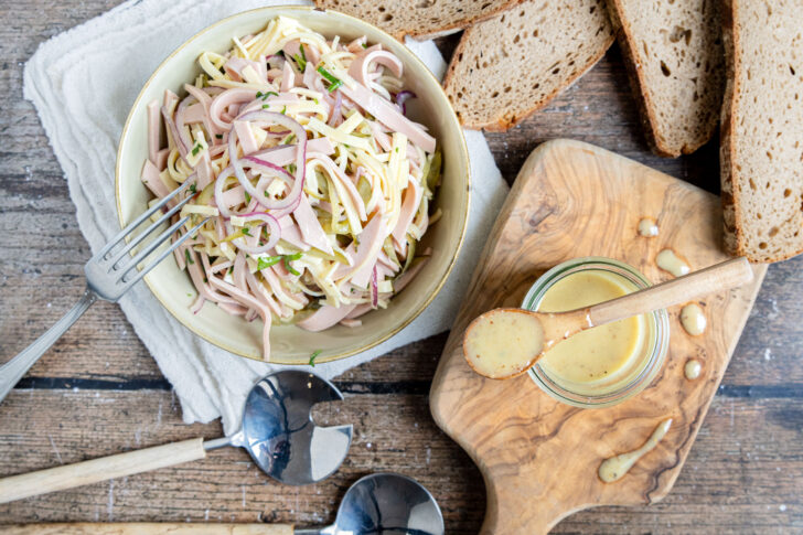 Senf-Dressing für Wurstsalat