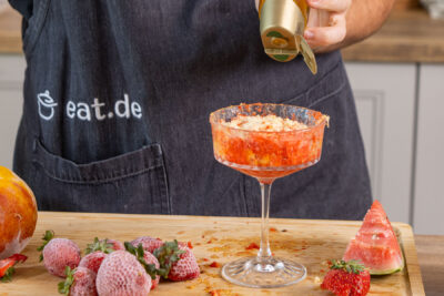 Honig über Shaved Fruit-Eis geben