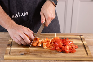 Paprika in 1 cm Würfel schneiden.