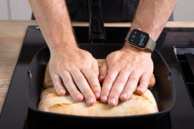 Das Ciabatta in der Pfanne anrösten.