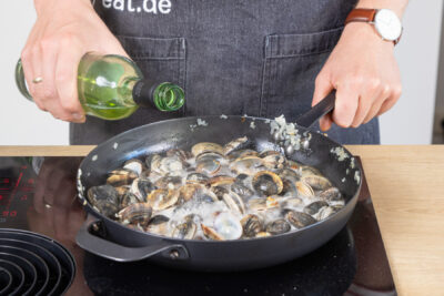 Mit Weißwein ablöschen