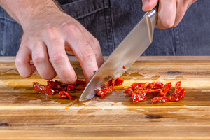 getrocknete Tomaten schneiden