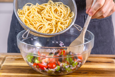 Spaghetti in die Schüssel geben