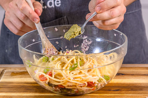 Pesto hinzugeben