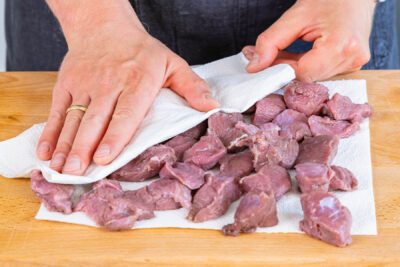 Staußenfleisch abtupfen