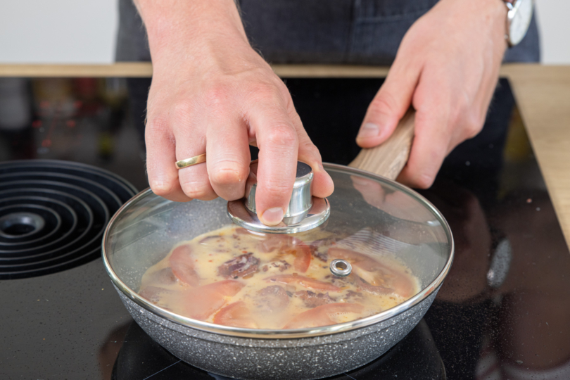 Sucuk mit Ei stocken lassen