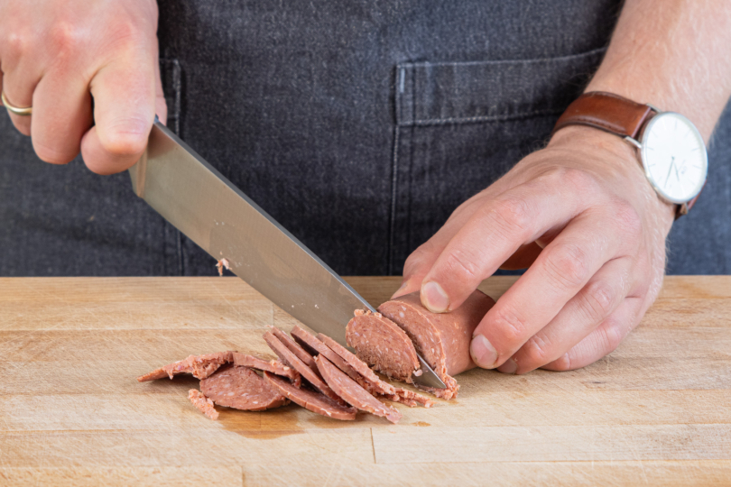 Sucuk in Scheiben schneiden