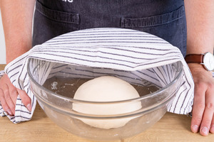 Pizzateig abdecken