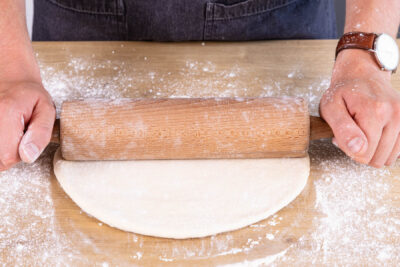 Pizzateig ausrollen