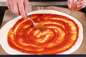 Pizzatomaten verstreichen