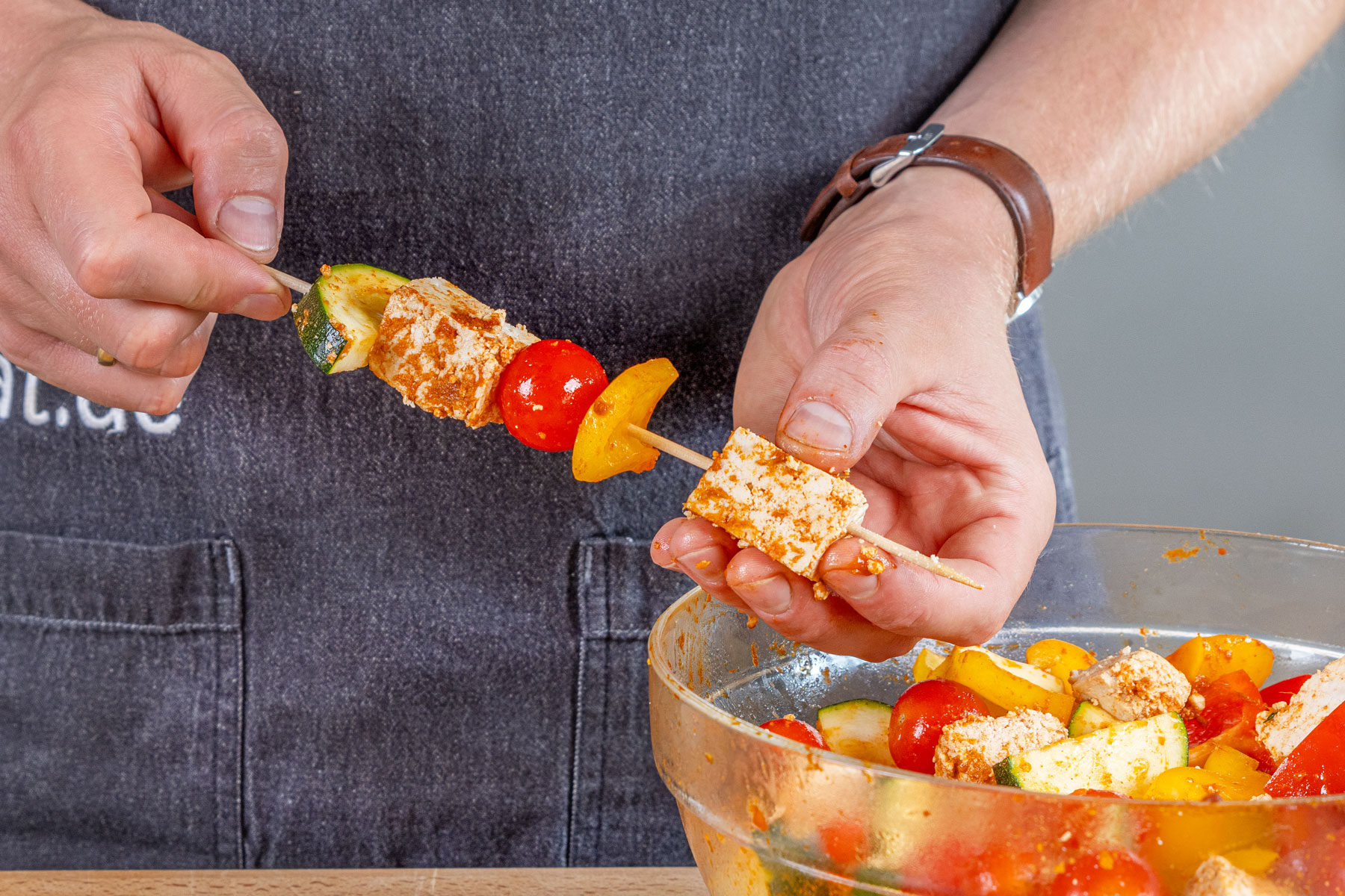 Tofu-Gemüse-Spieße zubereiten