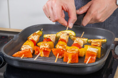 Tofu-Gemüse-Spieße in der Pfanne braten
