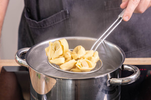 Tortellini in Kochwasser geben