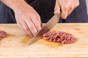 Salami schneiden