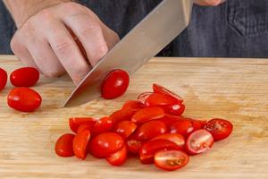 Tomaten halbieren