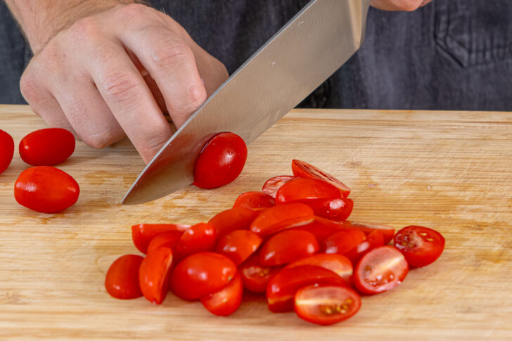 Tomaten halbieren