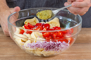 Pesto hinzugeben