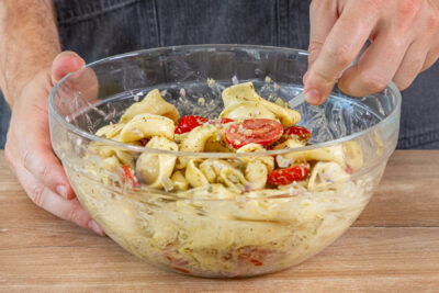 Tortellinisalat verrühren