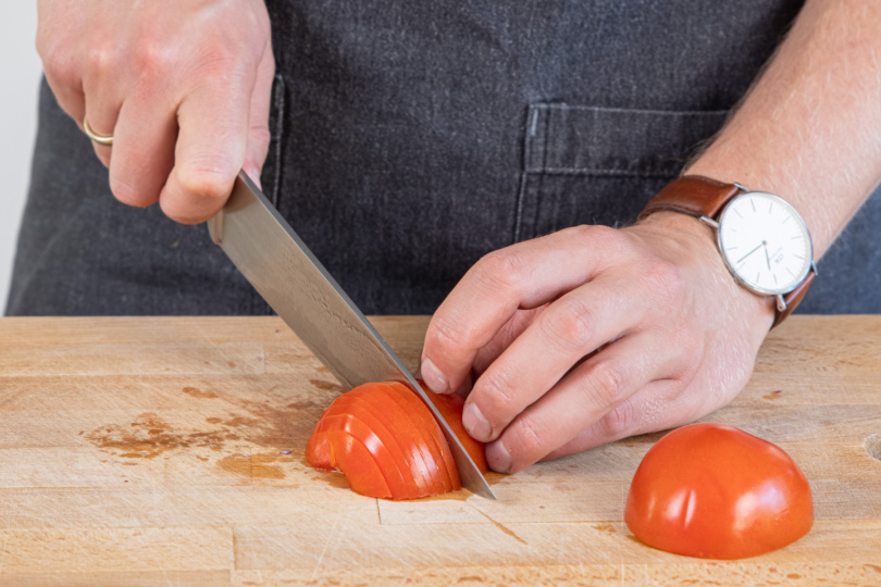 Tomate klein schneiden
