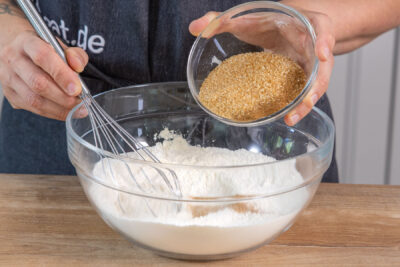 Rohrzucker zum Muffinteig geben