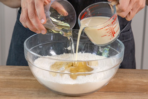 Öl und Hafermilch zum Muffinteig gießen