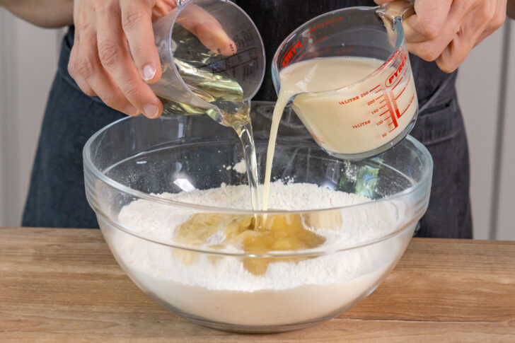 Öl und Hafermilch zum Muffinteig gießen