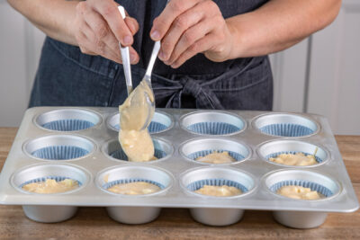 vegane Apfelmuffins in Form füllen