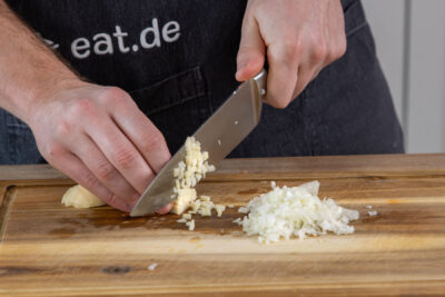 Knoblauch und Zwiebel schneiden