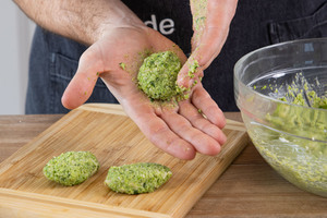 Vegane Brokkoli-Nuggets formen