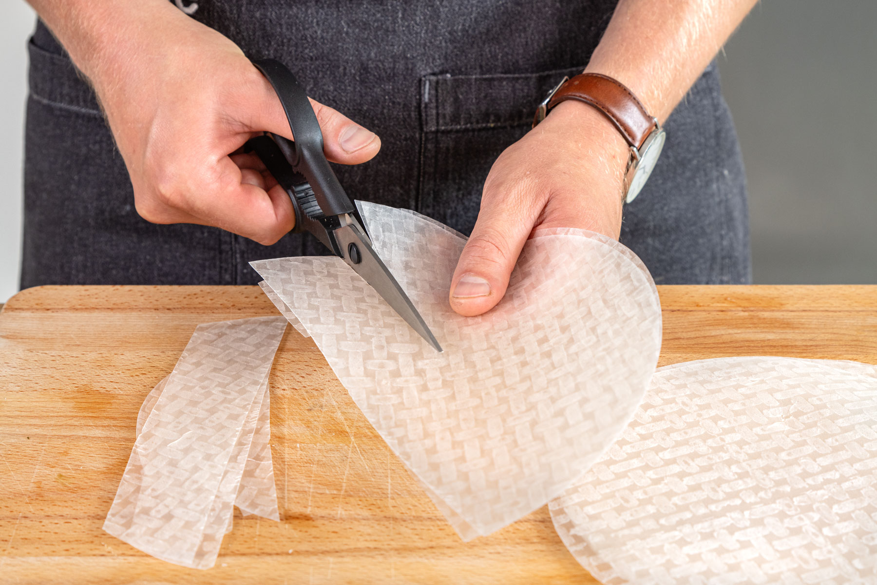 Reispapier mit Schere schneiden