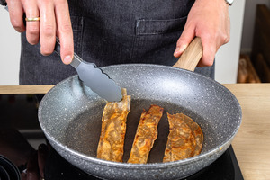 veganen Bacon aus Reispapier knusprig anbraten