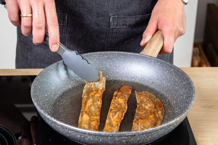 veganen Bacon aus Reispapier knusprig anbraten