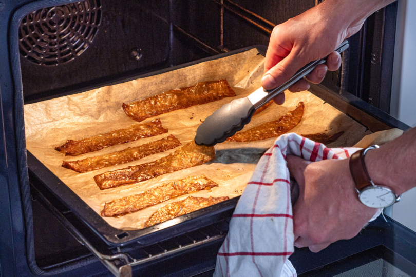 veganen Bacon aus Reispapier im Ofen knusprig backen