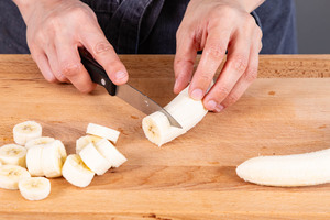 Banane schneiden