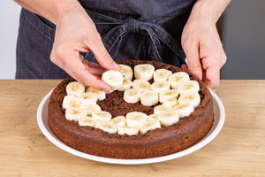 Banane auf Schokoboden verteilen
