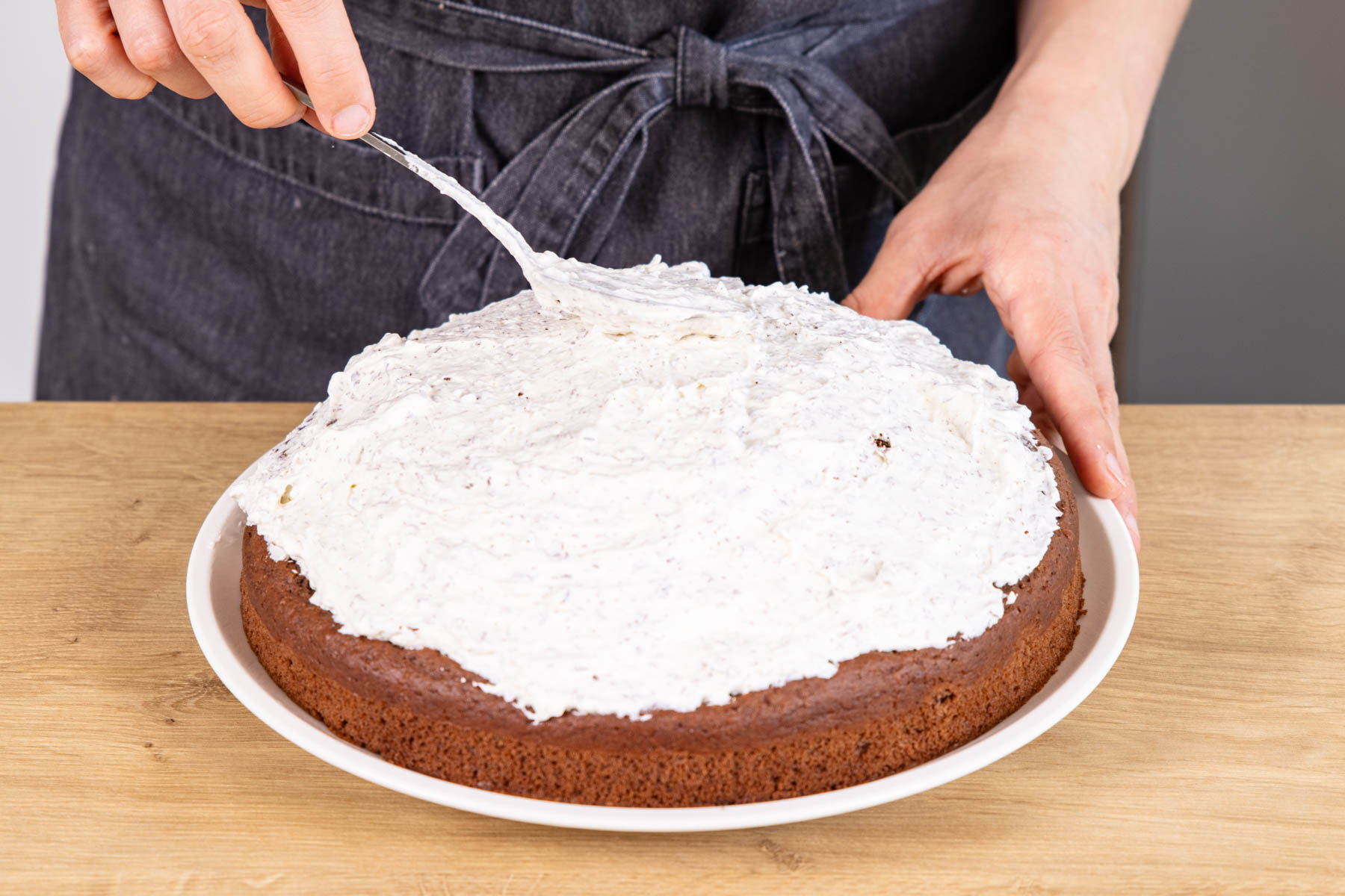 Sahnecreme darauf verteilen