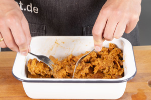 Den Seitan mit zwei Gabeln zerrupfen.