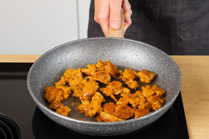 Die kleinen Seitan Stücke zerrupfen.