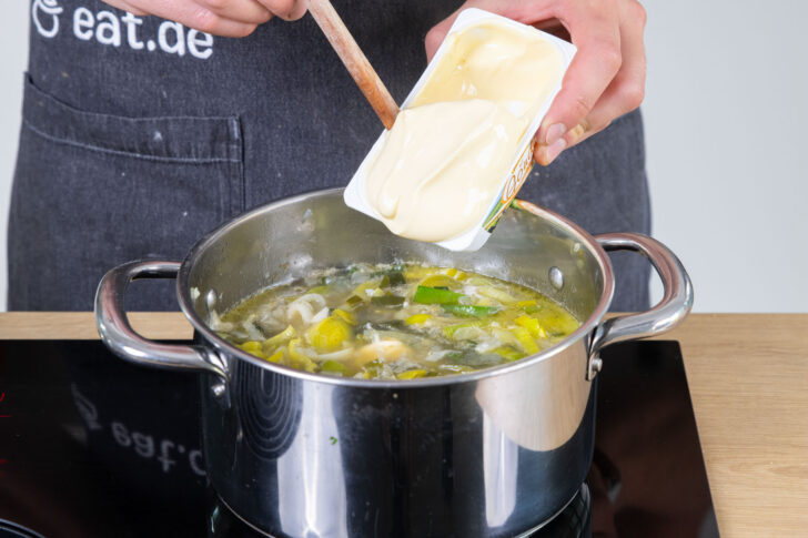 Schmelzkäse mit in den Topf geben.