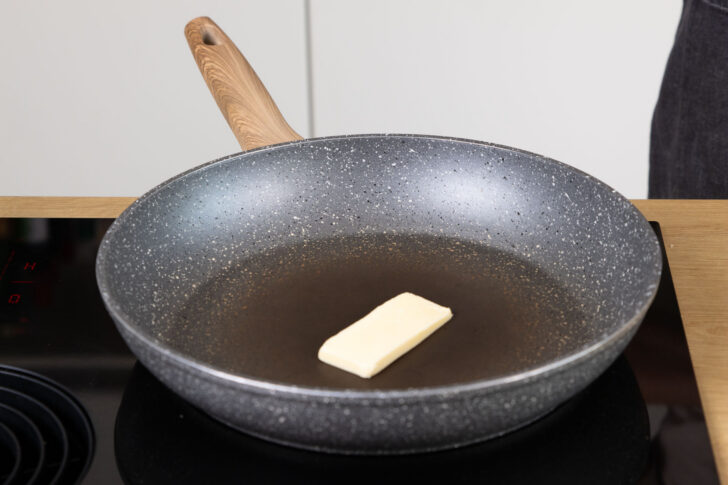 Butter in einer Pfanne erhitzen