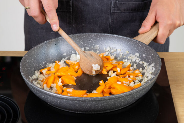 Karotten und Zwiebeln gemeinsam anbraten.