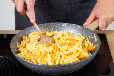 Spätzle mit Möhren verrühren.