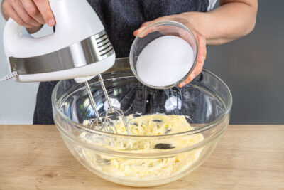 Zucker zur Butter geben