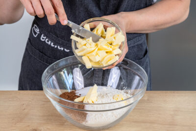 kalte Butter zu trockenen Zutaten geben