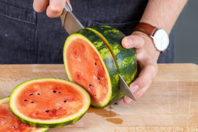 Wassermelone in Scheiben schneiden