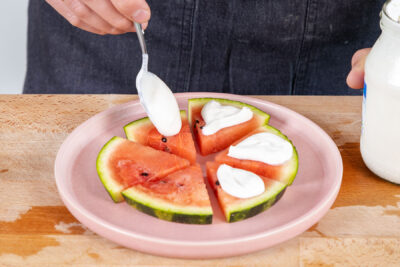 Wassermelonen-Pizza mit Joghurt bestreichen