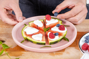 Wassermelonen-Pizza mit Beeren belegen
