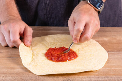 Wrap mit Tomaten bestreichen